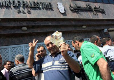 السلطة الفلسطينية تدفع  14% من متأخرات رواتب موظفيها السبت المقبل