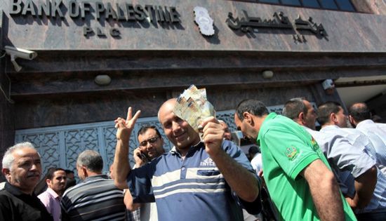 السلطة الفلسطينية تدفع  14% من متأخرات رواتب موظفيها السبت المقبل