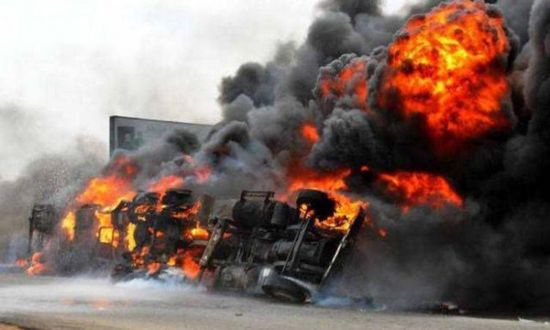 40 قتيلا بانفجار شاحنة صهريج في ليبيريا