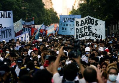 آلاف الأرجنتينيين يتظاهرون ضد إجراءات الرئيس