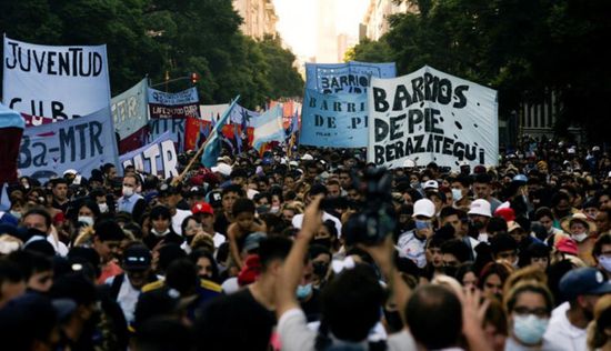 آلاف الأرجنتينيين يتظاهرون ضد إجراءات الرئيس