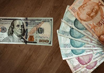 الليرة التركية تهوي إلى مستوى قياسي مقابل الدولار