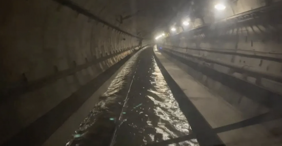 الفيضانات تشل حركة السكك الحديدية في لندن