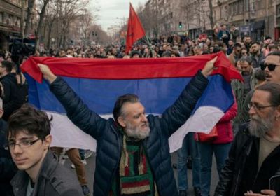 احتجاجا على نتيجة الانتخابات.. آلاف الصرب يتظاهرون وسط بلغراد