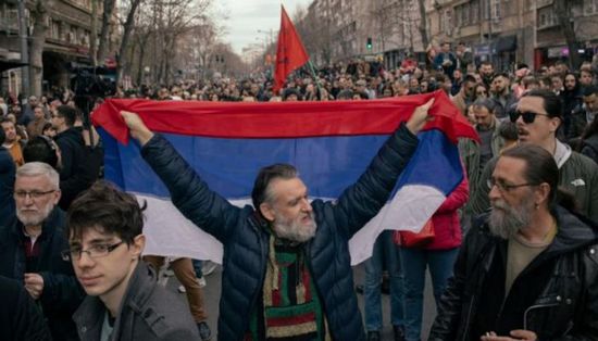 احتجاجا على نتيجة الانتخابات.. آلاف الصرب يتظاهرون وسط بلغراد