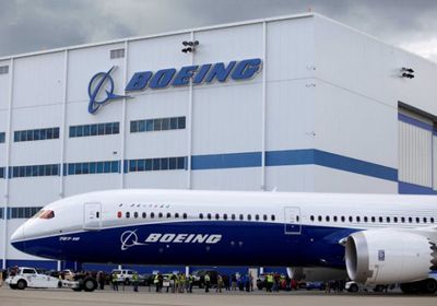 سهم بوينج يتراجع بعد رصد مشكلة في طائرات 737 ماكس