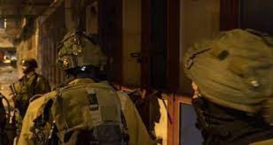 قوات إسرائيلية تداهم منازل المواطنين شرق قلقيلية