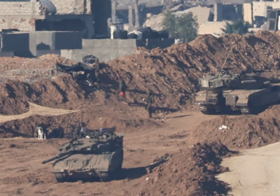 الدبابات الإسرائيلية تصل إلى مدخل مخيم النصيرات للمرة الأولى