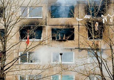 بعد انفجارات غامضة.. حريق بمبنى سكني في ليتوانيا