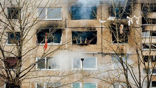 بعد انفجارات غامضة.. حريق بمبنى سكني في ليتوانيا