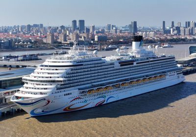 أول سفينة سياحية صينية محلية الصنع تبدأ رحلتها الأولى