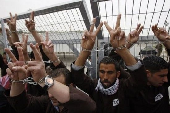 الاحتلال يفرج عن 36 معتقلًا فلسطينيًا