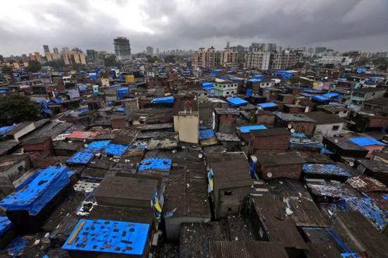 ملياردير هندي يبدأ تطوير أحد أكبر الأحياء الفقيرة في مومباي