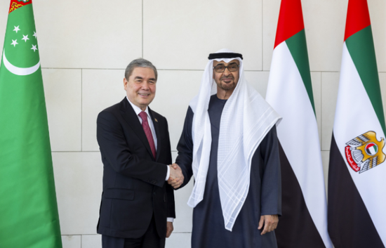 رئيس الإمارات يستقبل رئيس مجلس الشيوخ التركماني في قصر الشاطئ