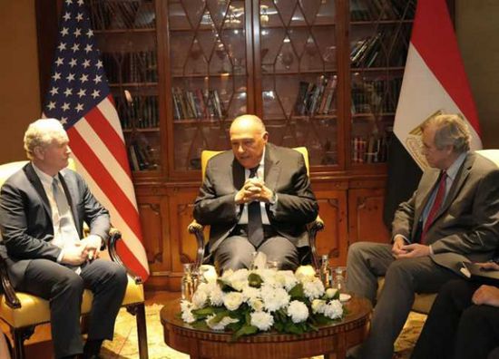 وزير الخارجية المصري يلتقي وفداً من مجلس الشيوخ الأمريكي بالقاهرة