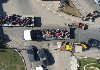 قتلى وجرحى إثر قصف مسيرة إسرائيلية لنازحين وسط غزة