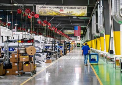 النشاط الصناعي الأمريكي يواصل الانكماش للشهر الـ 14