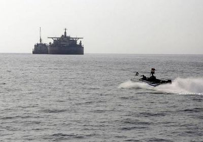 هيئة بريطانية تعلن اقتراب 6 زوارق من سفينة تجارية