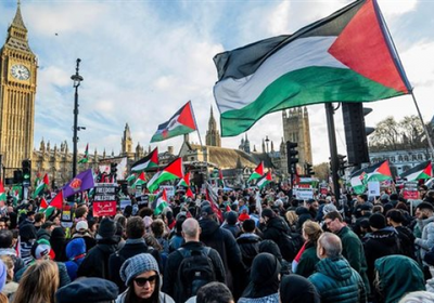 مؤيدون للفلسطينيين يغلقون جسرا أمام البرلمان البريطاني