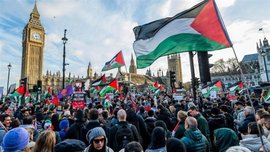 مؤيدون للفلسطينيين يغلقون جسرا أمام البرلمان البريطاني