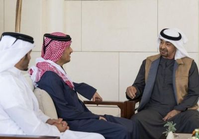 محمد بن زايد يستقبل رئيس مجلس الوزراء القطري في قصر الشاطئ