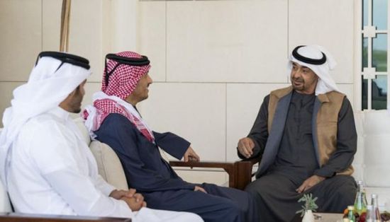 محمد بن زايد يستقبل رئيس مجلس الوزراء القطري في قصر الشاطئ