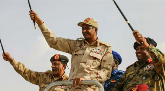 بعد دعوته لتسليح المواطنين.. مستشار حميدتي: البرهان أدخل السودان وجيشه في مأزق