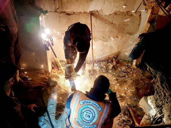 مقتل وإصابة العشرات في استهداف منزل بدير البلح