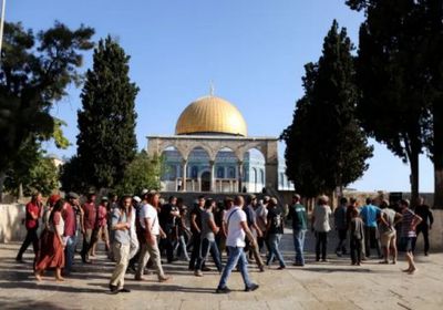 مستوطنون يقتحمون المسجد الأقصى بحراسة الشرطة الإسرائيلية
