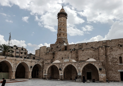 قوات الاحتلال تدمر المسجد العمري الكبير في مدينة غزة بالكامل