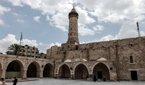 قوات الاحتلال تدمر المسجد العمري الكبير في مدينة غزة بالكامل