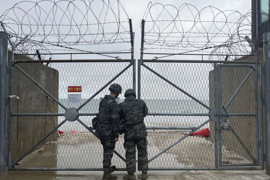 كوريا الشمالية تجري مناورات بالذخيرة الحية