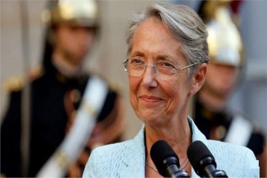 بسبب أزمة الهجرة.. رئيسة الوزراء الفرنسية إليزابيث بورن تتقدم باستقالتها