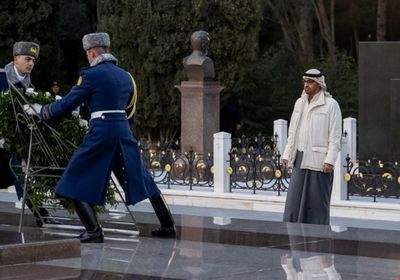 رئيس الإمارات يزور ضريح مؤسس أذربيجان وحديقة الشهداء في باكو