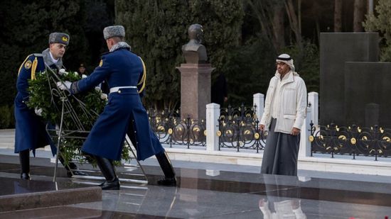 رئيس الإمارات يزور ضريح مؤسس أذربيجان وحديقة الشهداء في باكو