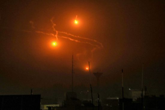 صواريخ حماس تطلق صافرات الإنذار في تل أبيب
