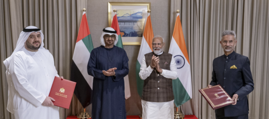 محمد بن زايد ورئيس الوزراء الهندي يشهدان توقيع مذكرات تفاهم مشتركة