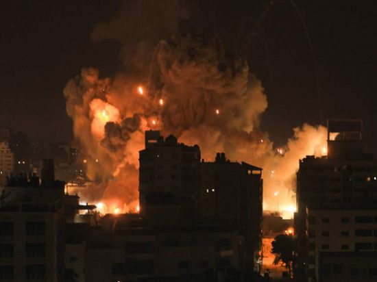 طيران الاحتلال يقصف محيط مستشفى شهداء الأقصى