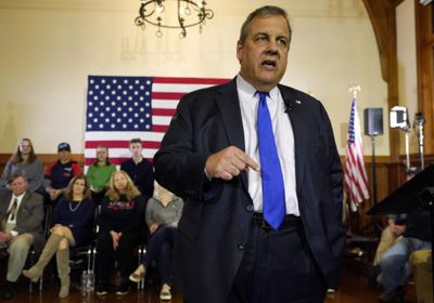 كريس كريستي المناهض لترامب ينسحب من الانتخابات