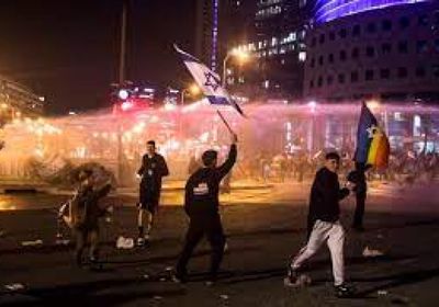 متظاهرون إسرائيليون يغلقون شارعًا رئيسيًا بتل أبيب