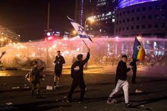 متظاهرون إسرائيليون يغلقون شارعًا رئيسيًا بتل أبيب