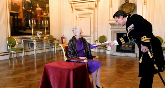 رسميا.. ملكة الدنمارك توقع مرسوم تنحيها عن العرش