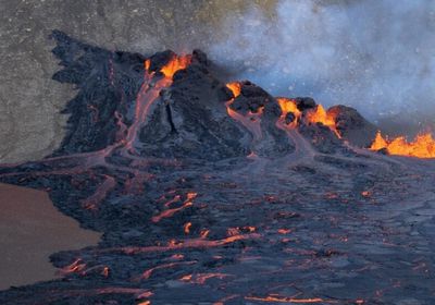 ثوران بركاني جديد قرب ميناء في آيسلندا