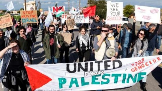 مئات نشطاء السلام يتظاهرون في قبرص