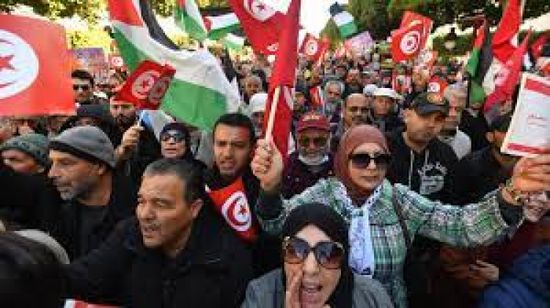 مئات التونسيين يتظاهرون في ذكرى ثورة 2011