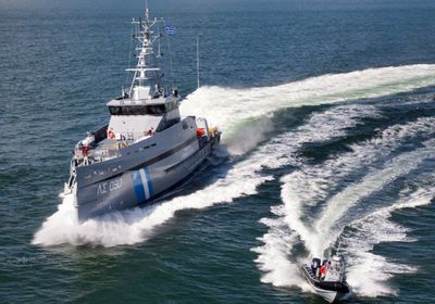 اليونان تنقذ أكثر من مئة طالب لجوء قبالة جزيرة كريت