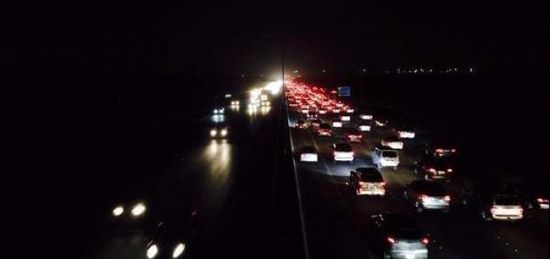 غارات إسرائيلية عنيفة تتسبب بانقطاع الكهرباء في جنوب لبنان