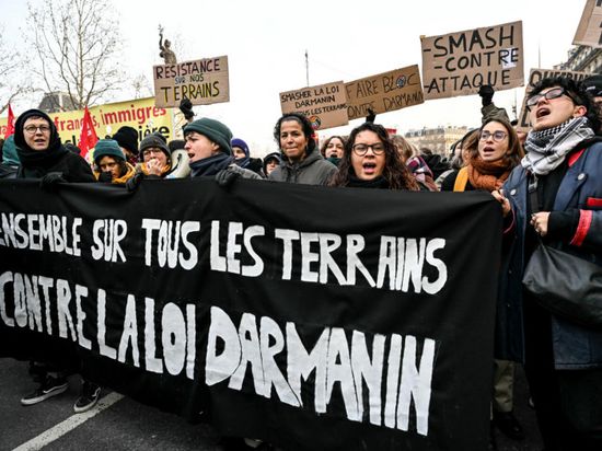 آلاف من معارضي الهجرة يتظاهرون في فرنسا