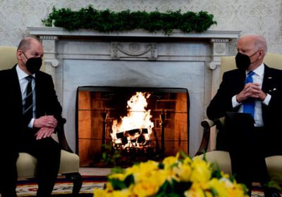 بايدن وشولتس يبحثان الأزمة الأوكرانية