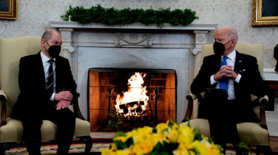 بايدن وشولتس يبحثان الأزمة الأوكرانية